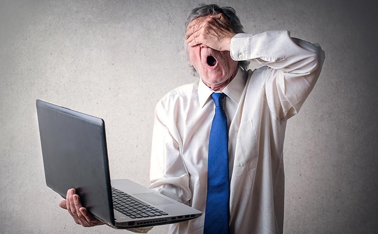 Verzweifelter Mann mit Laptop