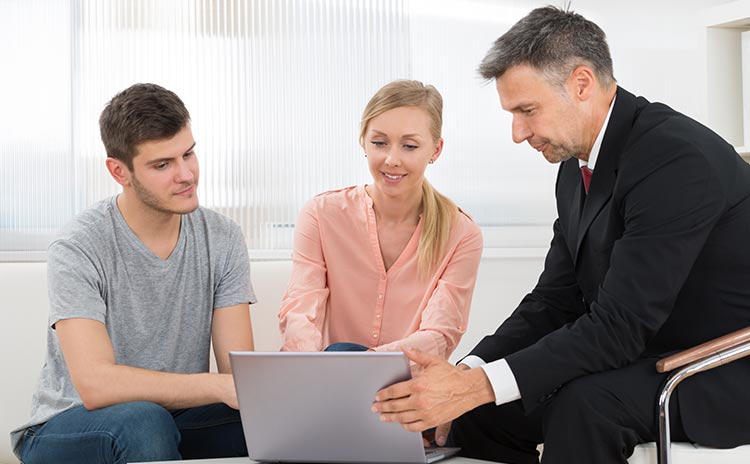Immobilienmakler berät Interessenten