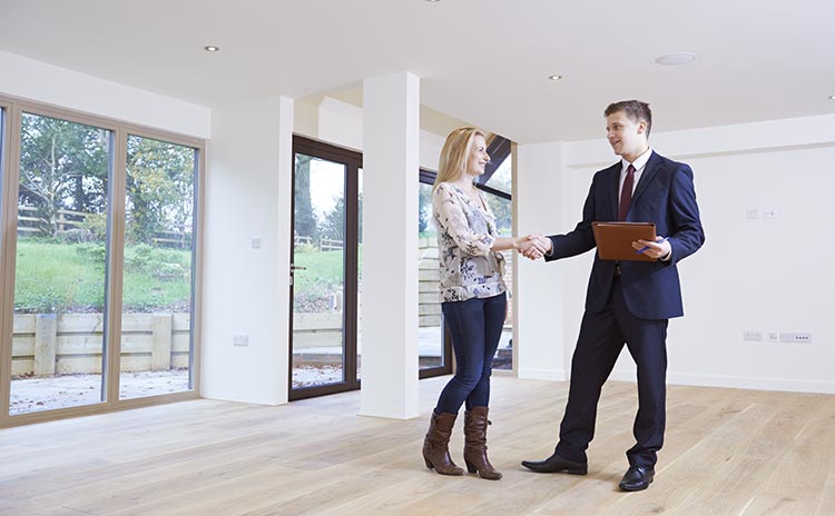 Immobilienmakler bei Besichtigung