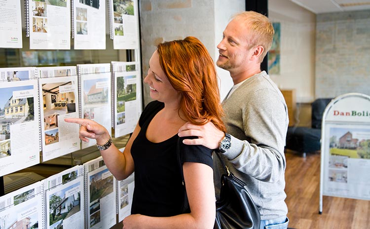Pärchen vor Immobilienaushang
